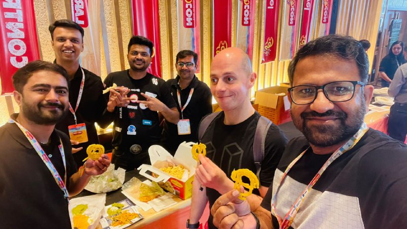 Сейчас в Индии проходит конференция Laracon, куда съехались большинство известных личностей из мира фреймворка, в том числе Тейлор. Судя по репортажам оттуда, это самый веселый Ларакон, из всех когда либо проходивших. Чем-то напиминает по атмосфере наши старые демопати. Хочу туда! 😻Сейчас в Индии проходит конференция Laracon, куда съехались большинство известных личностей из мира фреймворка, в том числе Тейлор. Судя по репортажам оттуда, это самый веселый Ларакон, из всех когда либо проходивших. Чем-то напиминает по атмосфере наши старые демопати. Хочу туда! 😻