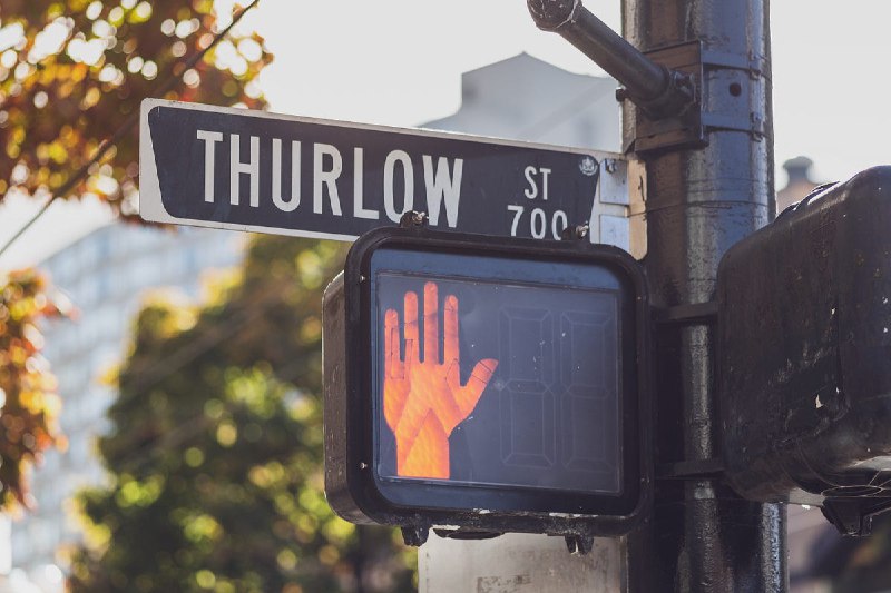 Laravel: Throttling any method class elegantly